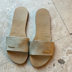 Havaianas Tan Sandals with Ribbed Strap and Textured Sole